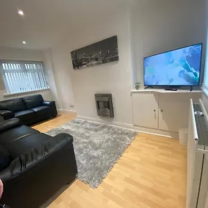 Modern Two Bed House Close To Centre Belfast